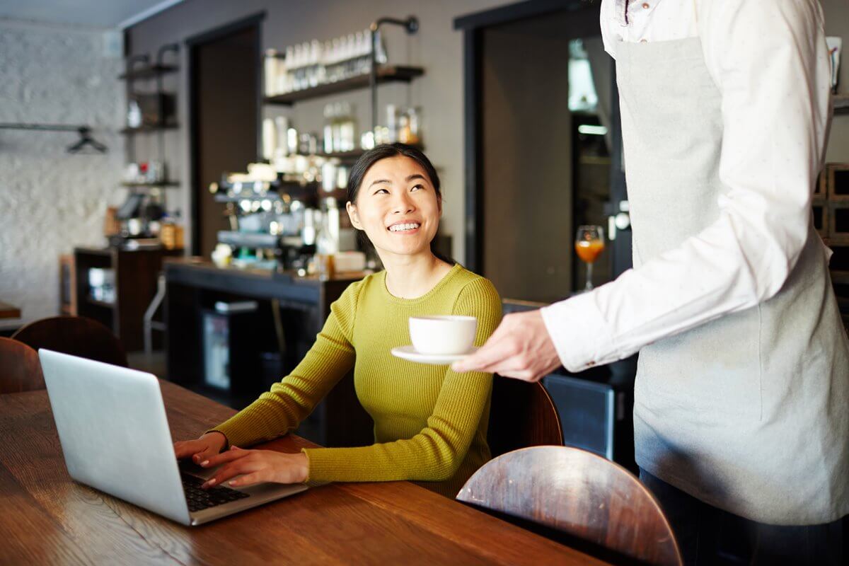 kepuasan pelanggan - seorang pelanggan bekerja di cafe - cara memahami pelanggan