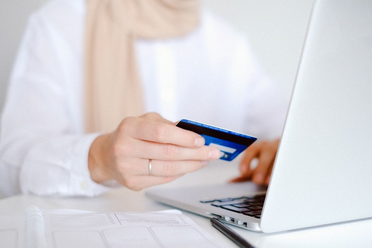 Bayar pake kartu kredit - Pengertian Sistem Pembayaran - apa itu e-money
