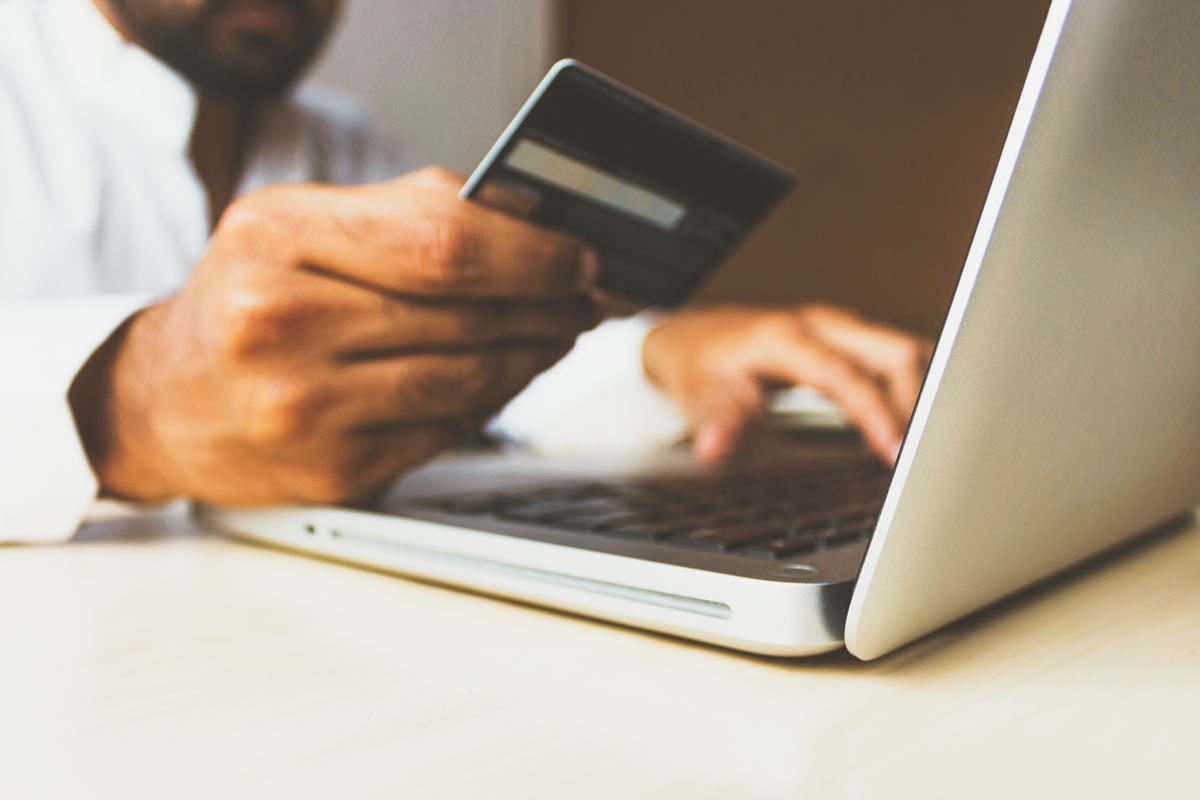 pelanggan online membayar dengan kartu kredit- apa itu mdr