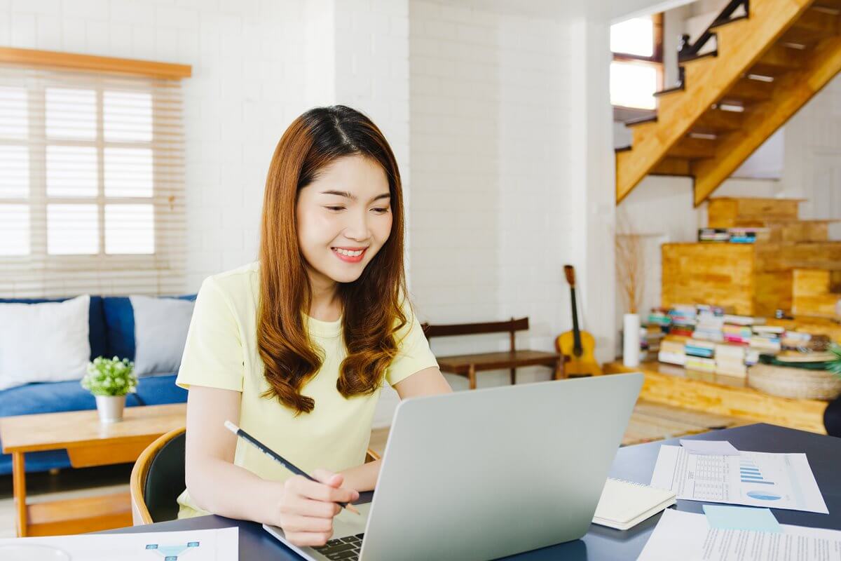 pemilik usaha muda menggunakan laptop untuk bekerja - cara membuat pembukuan keuangan usaha kecil - cara meningkatkan produktivitas kerja