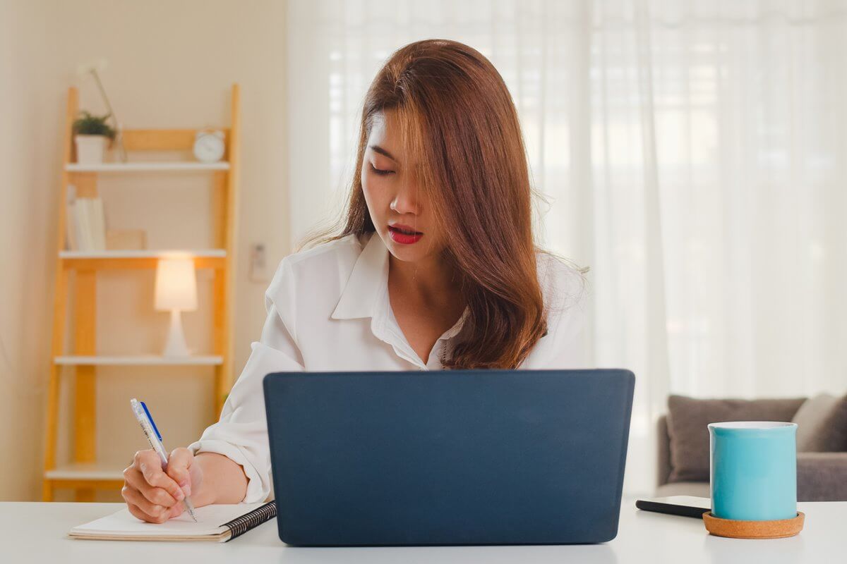 pemilik usaha muda menggunakan laptop untuk bekerja - cara daftar iumk online - Langkah-Langkah Penyusunan Perencanaan Usaha